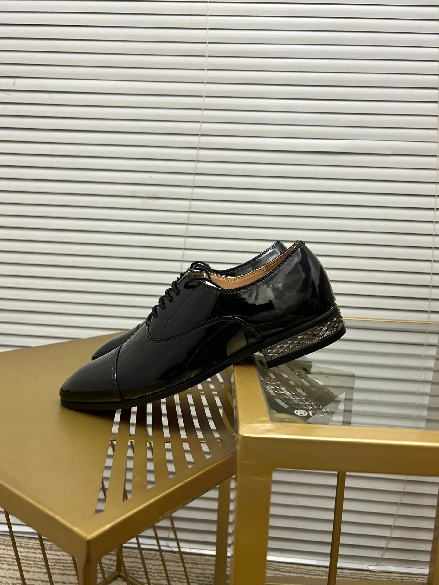 (Customized model) Ex-factory price is 560. christian louboutin (CL red sole shoes) counter series, casual leather shoes for couples 📢 📢 📢 Exclusive hot style release 🎈🎈💪 Movable latex feet 👻 Finished outsole line [Proud] 😝Female 35-40# Male 38#-46, global supply😝 [Top version]: Original imported genuine leather upper, top original leather lining, original molded TPU outsole, original 1:1 detail processing, original shoe last,